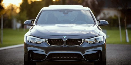 La vettura BMW spiega la propria tecnologia di bordo