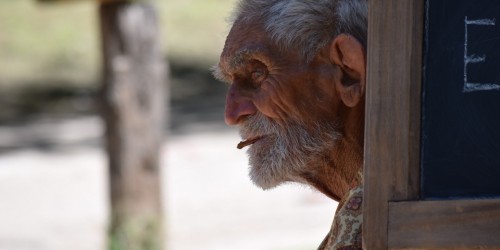 Von der Leyen: persone anziane in isolamento «fino alla fine dell’anno»
