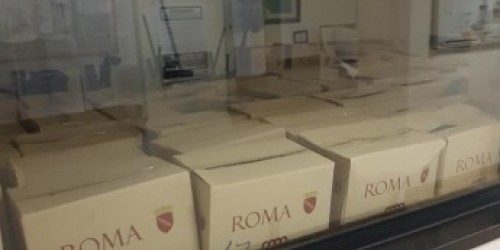 Roma, pacchi alimentari fermi in una stanza. FdI: "Perché sono lì?"