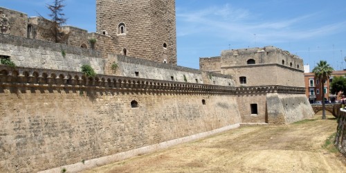 Bari, riapre il Castello Svevo: abiti storici in mostra