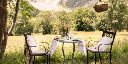 Le Solitaire: la tavola servita con una carrucola ai piedi del Monte Bianco