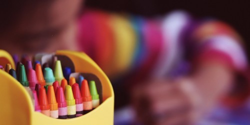 Quaderni, penne e matite per i minori in difficoltà