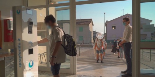 Il primo giorno a scuola col robot anti-focolai