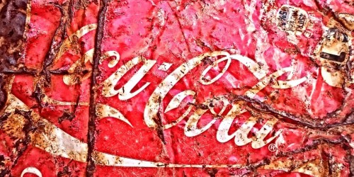 Kipling e Coca-Cola: accordo per moda sostenibile