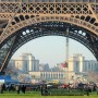 Parigi, la Tour Eiffel torna dorata per le Olimpiadi