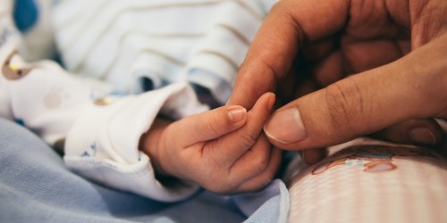 Neonati, a poche ore dalla nascita riconoscono il loro corpo