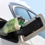 Auto, per il carburante spesa media di 1.295€ l'anno. E in tanti cercano alternative