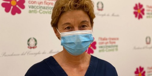 Covid, l'appello della prima vaccinata un anno fa in Puglia: dialogo con i no vax