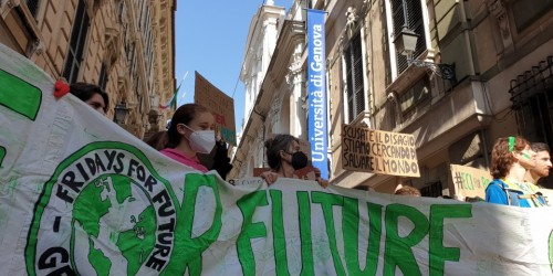 "Ci avete rotto i polmoni", tornano a Genova i Friday for Future