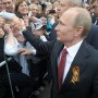 Putin si mostra al grande pubblico: stadio pieno e citazioni della Bibbia