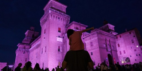Ferrara, si accendono le luci che fanno più bello il Castello Estense