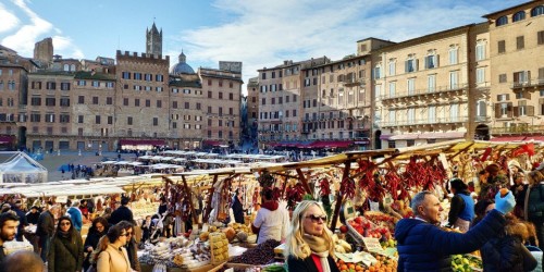 A Siena torna il Mercato nel Campo: in piazza si rinnova un evento di vita quotidiana