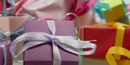 Natale, Confcommercio lancia l'allarme: meno regali causa Covid