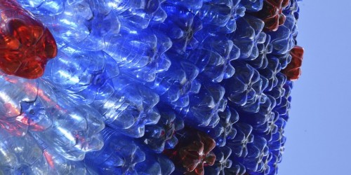 Coca-Cola e Kipling firmano borse fatte con plastica riciclata