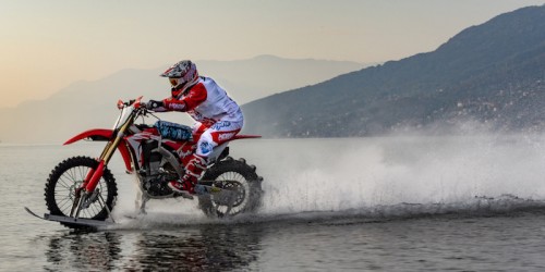 Il milanese Luca Colombo e la sua moto si preparano per una nuova avventura