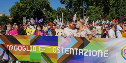 "Orgoglio e ostentazione" per il più partecipato Gay Pride di Roma degli ultimi anni