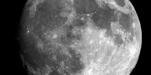 La più grande luna del Sistema Solare ha crateri e fratture