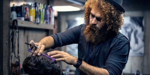 Pulire i mari con i capelli: ecco l'iniziativa dei parrucchieri green di Londra