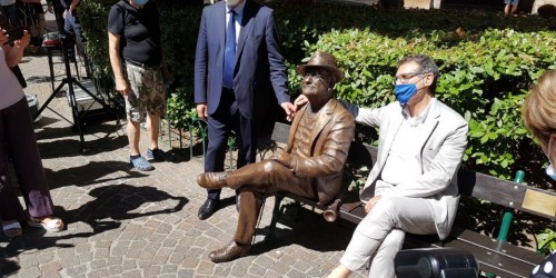 Bologna, una statua in Piazza Grande per Lucio Dalla