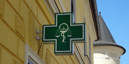 Roma, assalto alle farmacie per i green pass: "Non siamo stamperie"