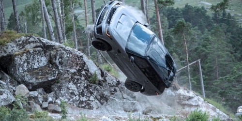 La Range Rover Sport SVR si prepara all'impatto nel nuovo video