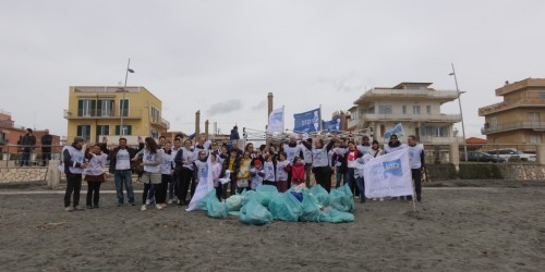 Volontari Ami raccolgono 200kg di plastica da spiaggia Ostia