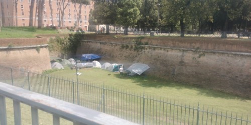 Roma, insediamenti abusivi a Castel Sant’Angelo: le proteste