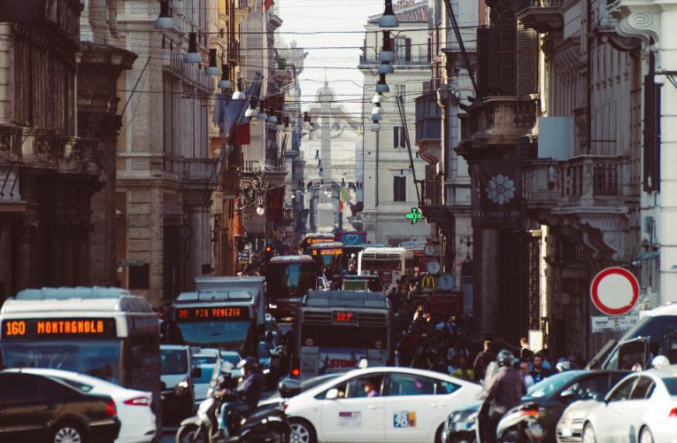 Auto, 4 su 10 che circolano nell’ora di punta sono in cerca di parcheggio