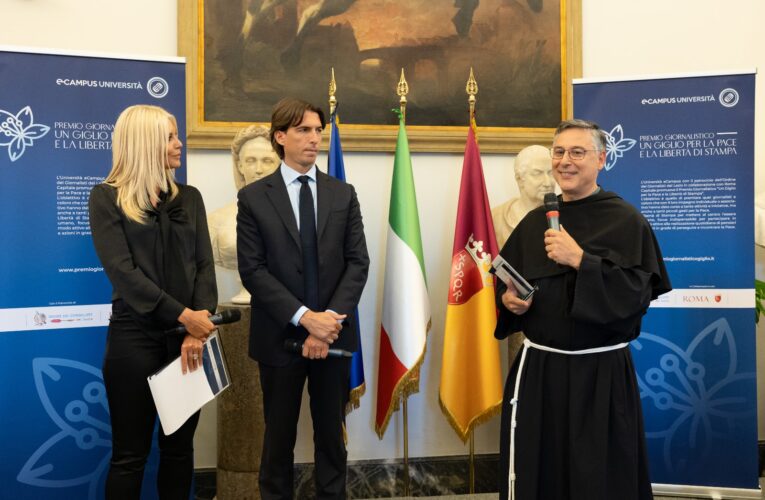 Roma, consegnati in Campidoglio i riconoscimenti per la terza edizione del Premio Giornalistico “Un Giglio per la Pace e la Libertà di Stampa”